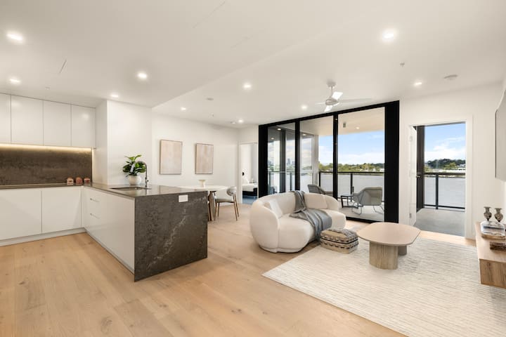 Riverfront Luxe 2Bed Pool Parking