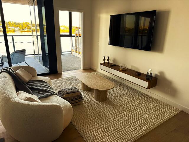 Riverfront Luxe 2Bed Pool Parking gallery image 3