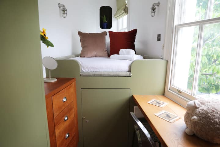 Profitez d'une chambre privée séparée du salon, équipée d'un placard complet, de draps propres et d'un sèche-cheveux, tout ce dont vous avez besoin pour un séjour reposant et transparent.