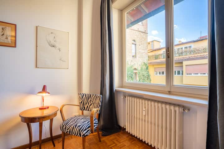 宽敞优雅的卧室，可欣赏两座中世纪塔楼的壮丽景色，配备舒适的标准双人床和25厘米记忆泡沫床垫。