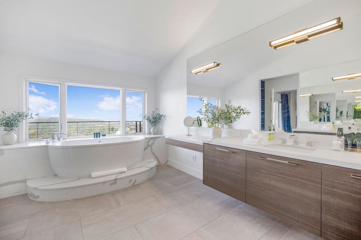 Luxury Bel Air Hideaway with Poolside Views gallery image 2