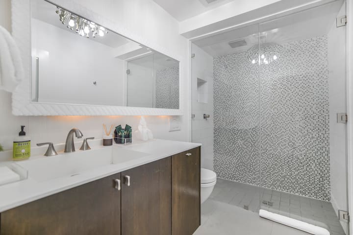 Luxury Bel Air Hideaway with Poolside Views gallery image 4