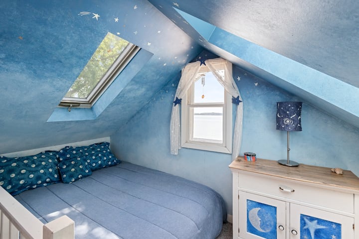 Loft spavaća soba – puni futon – zvijezde koje svijetle u mraku – idealno za dijete osnovnoškolske dobi