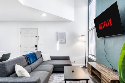 Top Airbnb: 5 Min to Love Field | Gated+Guard | 2BR | Parking in Arlington Park