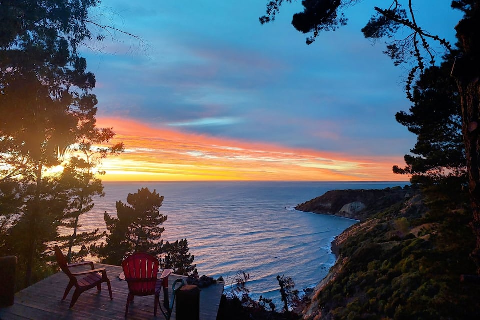 A clifftop cabin above the Port Robinson surf, Domett, Canterbury, New Zealand, photo 6 of 10