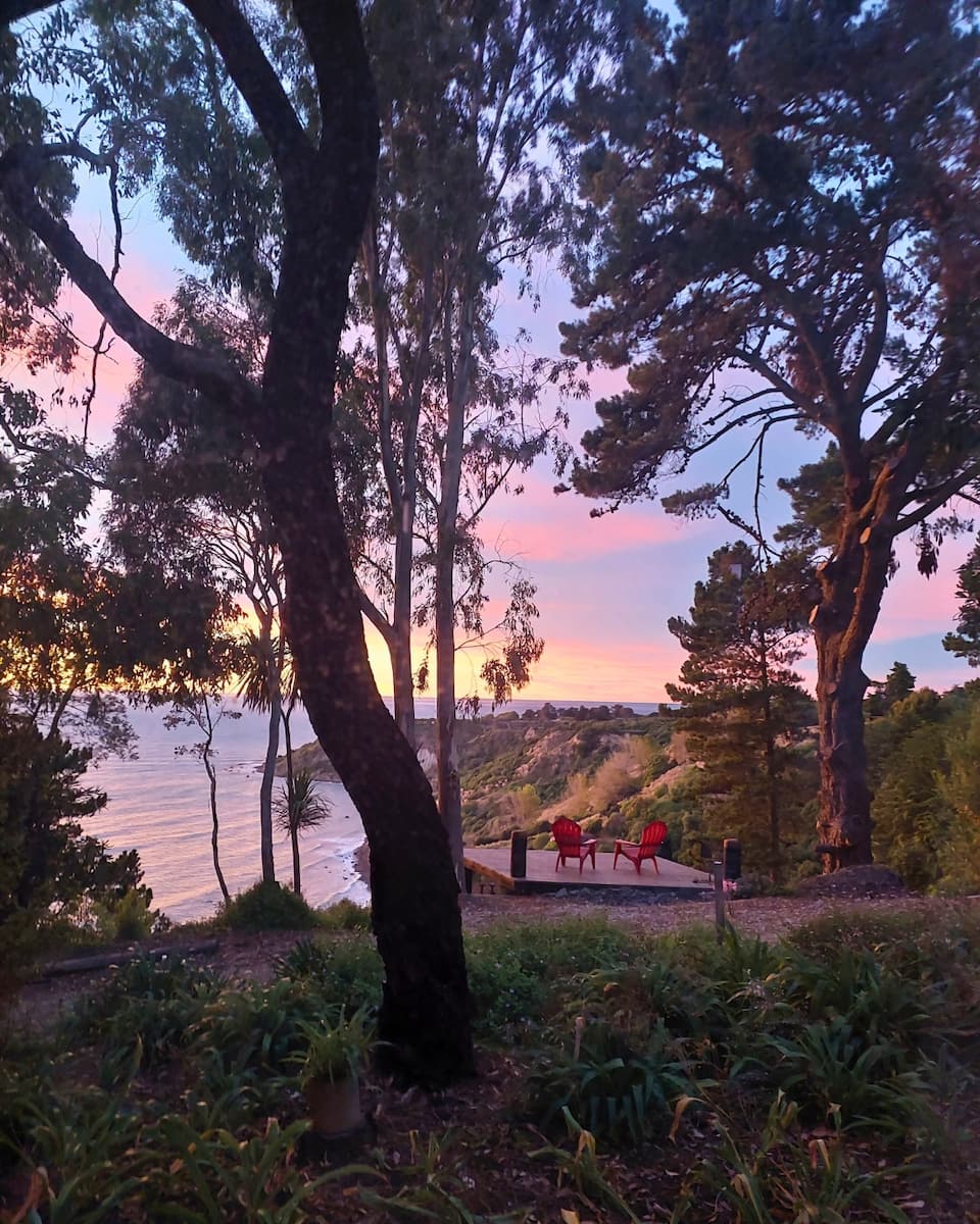 A clifftop cabin above the Port Robinson surf, Domett, Canterbury, New Zealand, photo 7 of 10