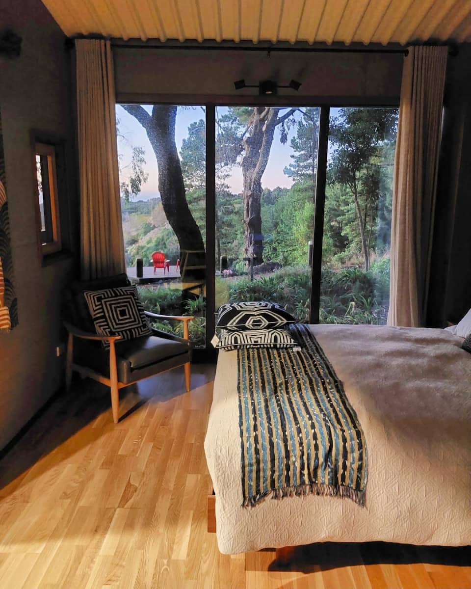 A clifftop cabin above the Port Robinson surf, Domett, Canterbury, New Zealand, photo 8 of 10