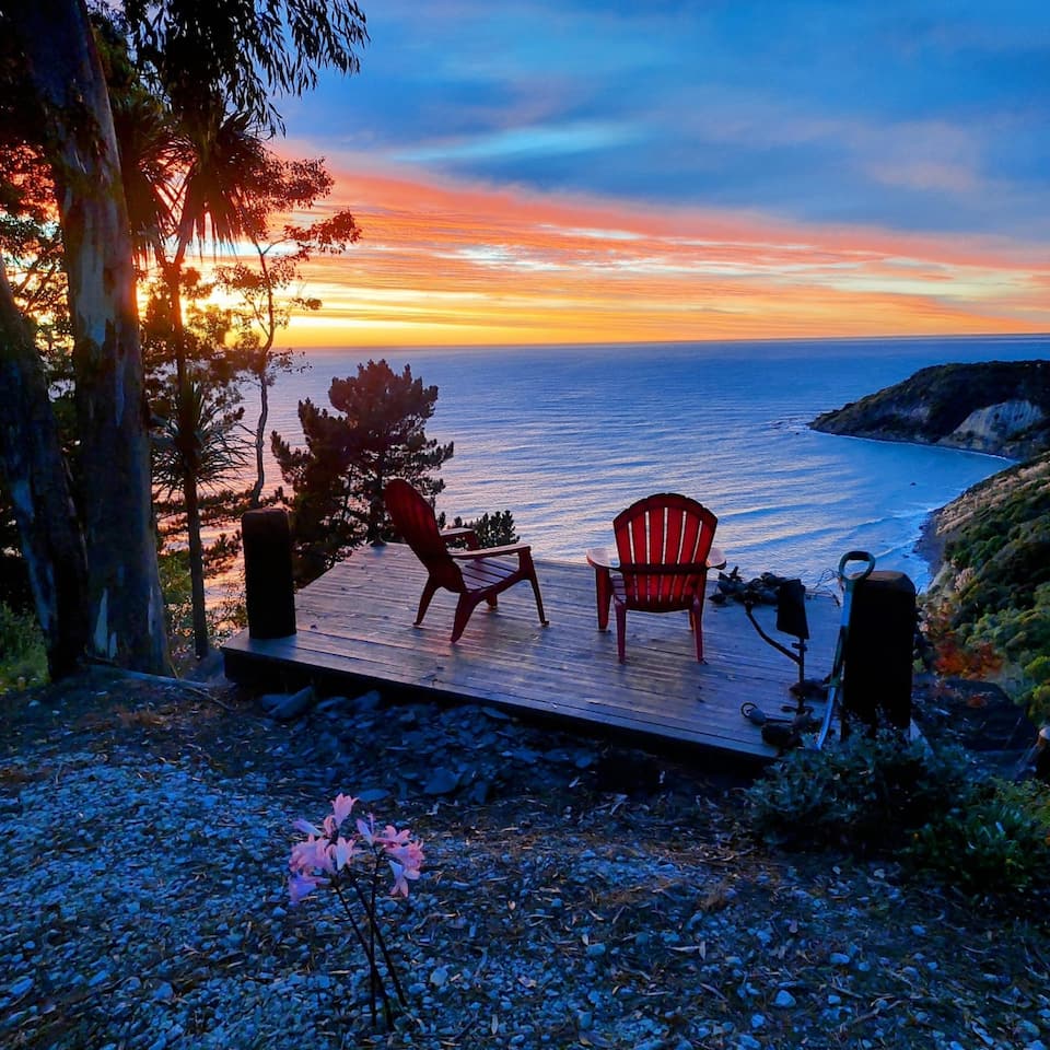 A clifftop cabin above the Port Robinson surf, Domett, Canterbury, New Zealand, photo 3 of 10