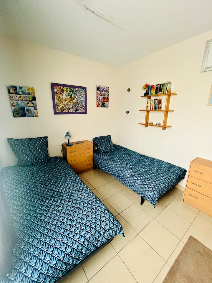 Chumba cha watoto kilicho na hifadhi na michezo mingi. Kuna vitabu vingi vinavyopatikana kwako.