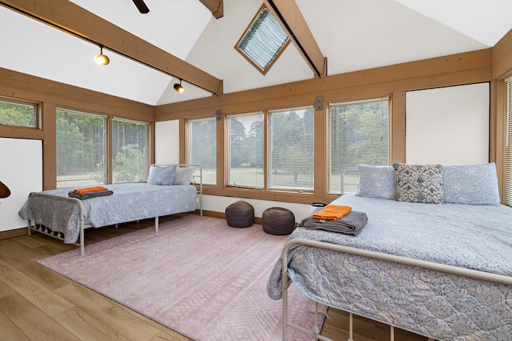 Საოჯახო სასტუმრო: ფართო საძინებელი 2 საწოლით