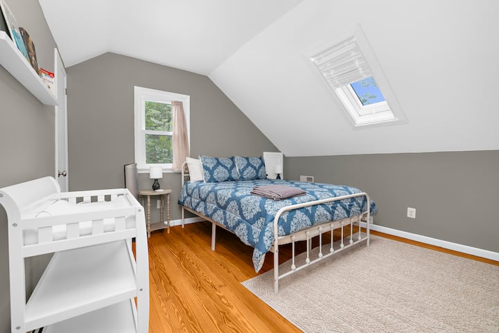 Დედოფლის საძინებელი ზემოთ, ჩვილის საწოლით, გამოსაცვლელი სადგურითა და კომოდით