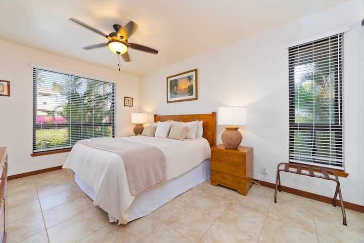 Kitanda aina ya King katika chumba kikuu cha kulala