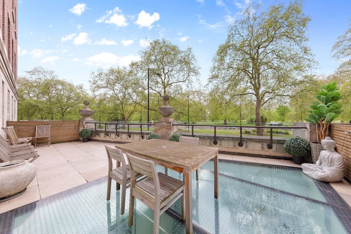 The Park Lane Suite/Luxury 3Bedroom Sleeps 10 PL3B gallery image 4