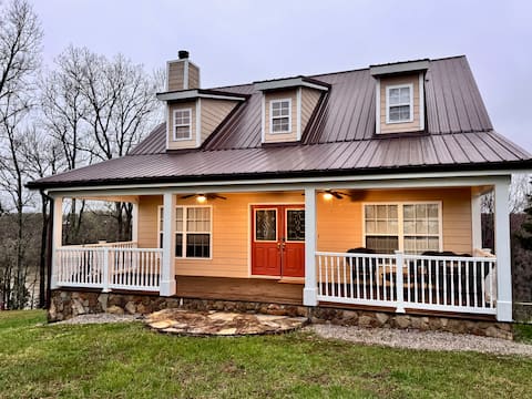 Shoreline Serenity/Hot Tub/Near Lake/5 BR + 3BA