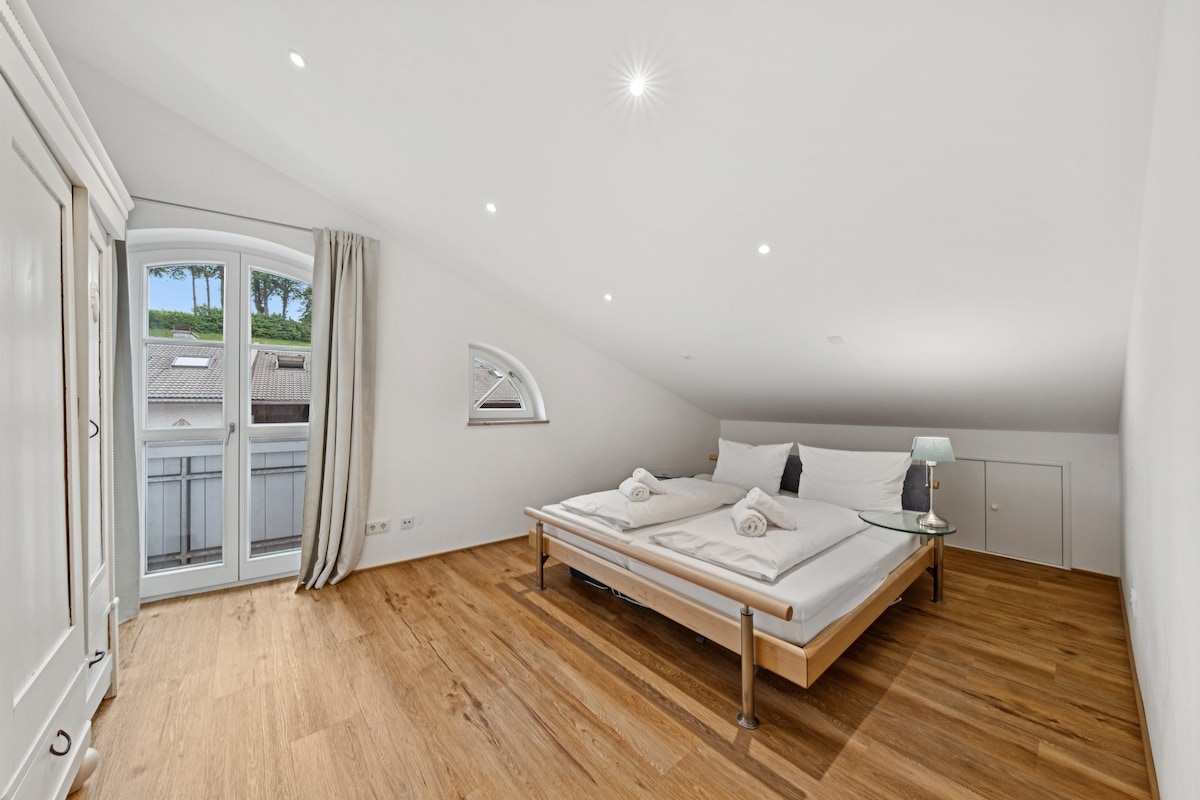 El dormitorio es un refugio acogedor para relajarse y sentirse bien.