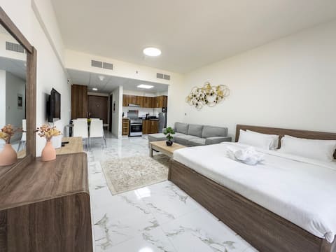 Marina Al Hamra Studio with Lake View