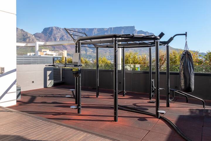 Modern 2-Bed Flat with City View gallery image 5