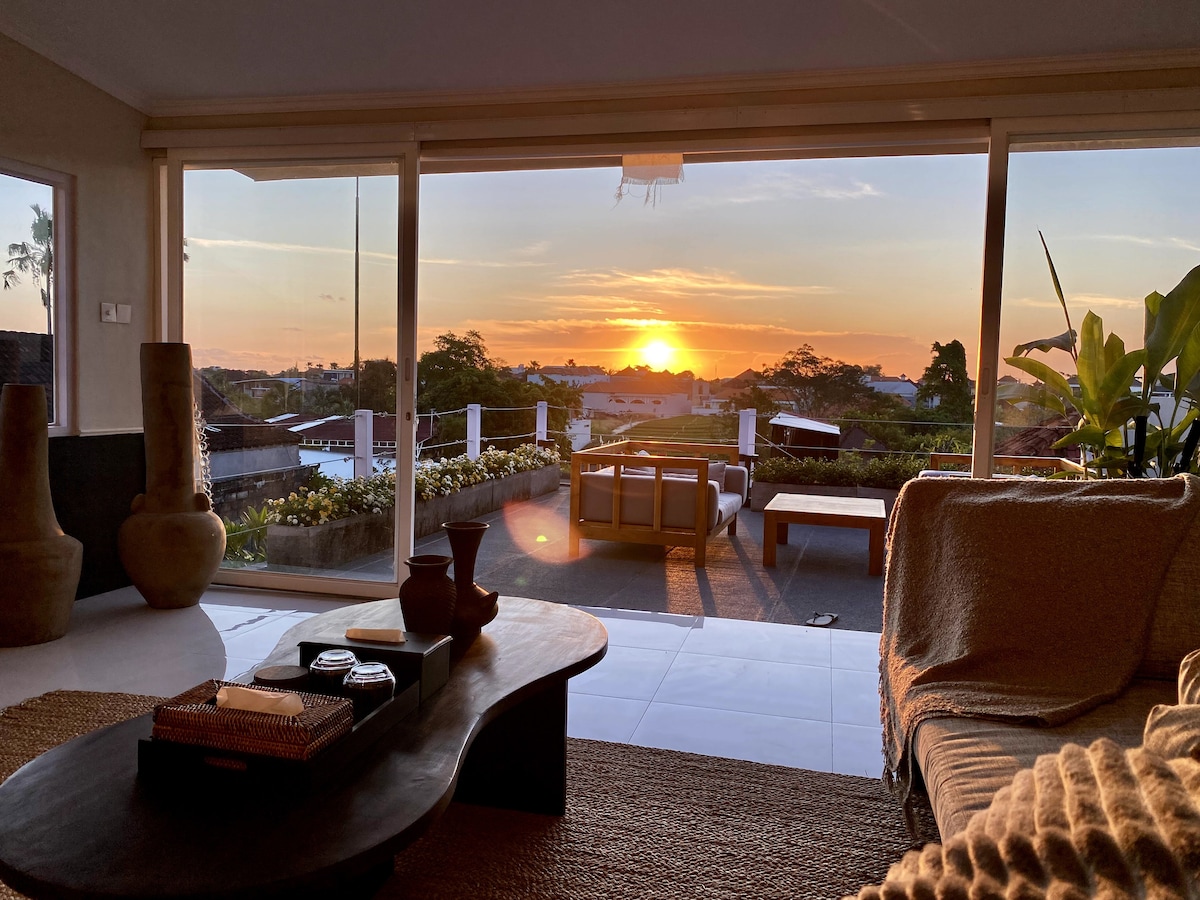 טרקלין על הגג בשקיעה - אפשר להירגע אחרי העבודה או לקבל שיחות עם נוף.