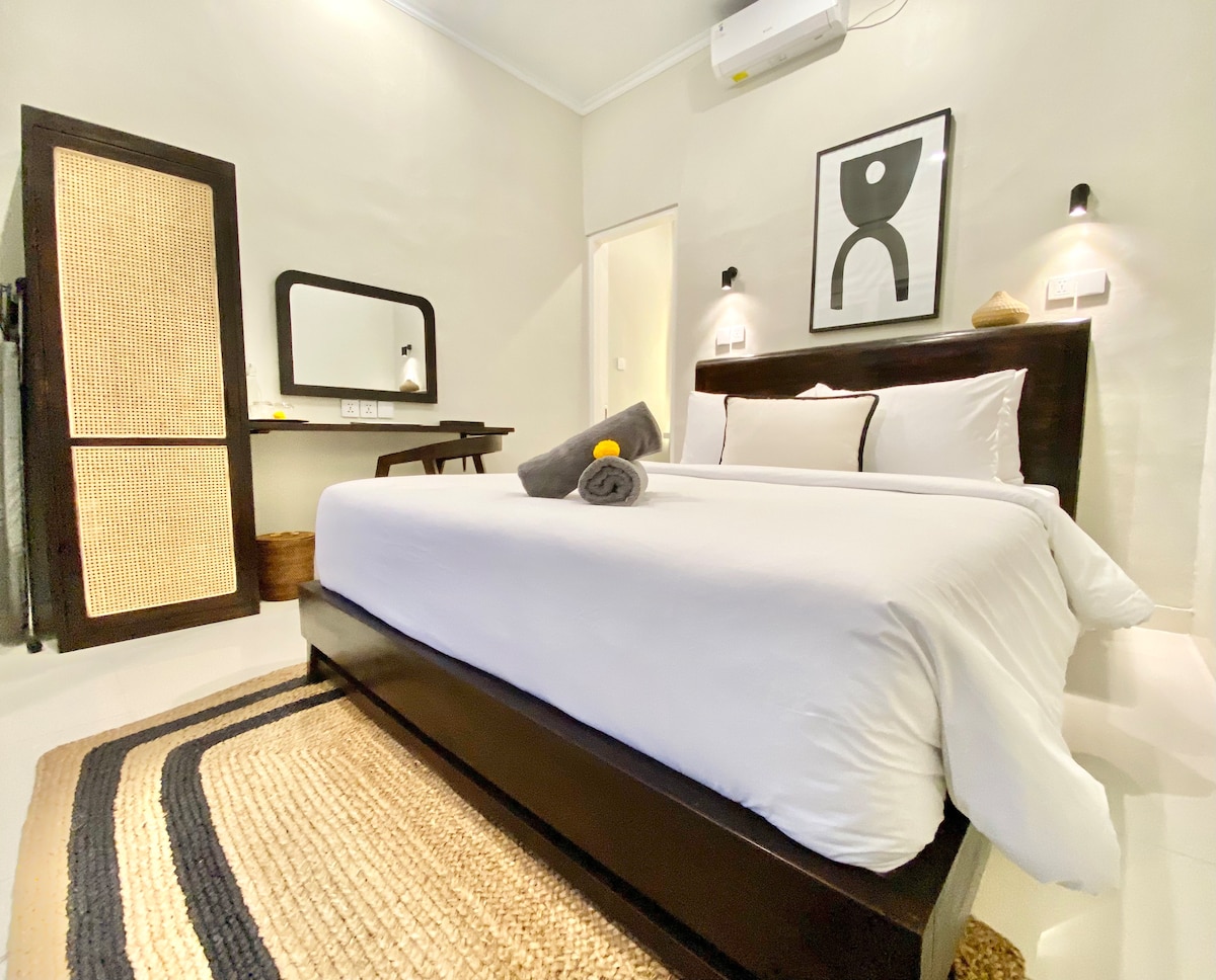 חדר שינה נוח עם חדר רחצה צמוד שנפתח לבריכה - תתעוררו רעננים ומוכנים לעבודה.