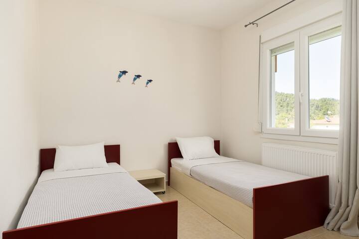 Спалня с двойни легла.