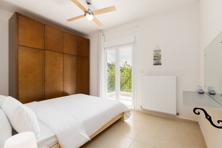 Спалня с двойно легло.