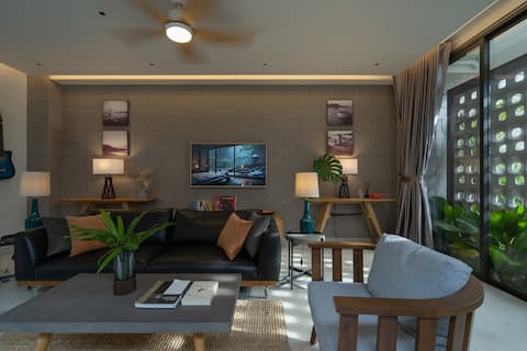 Holiday 4-bedroom Coastal Gem: 300sqm Villa