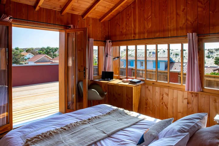 Glaszimmer des Penthouses im Obergeschoss, ein Anblick von Baumhaus.. mit Blick auf die Dünen