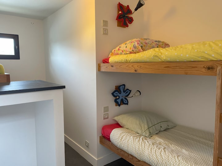 Zimmer mit 3 Einzelbetten, das neben diesem liegt