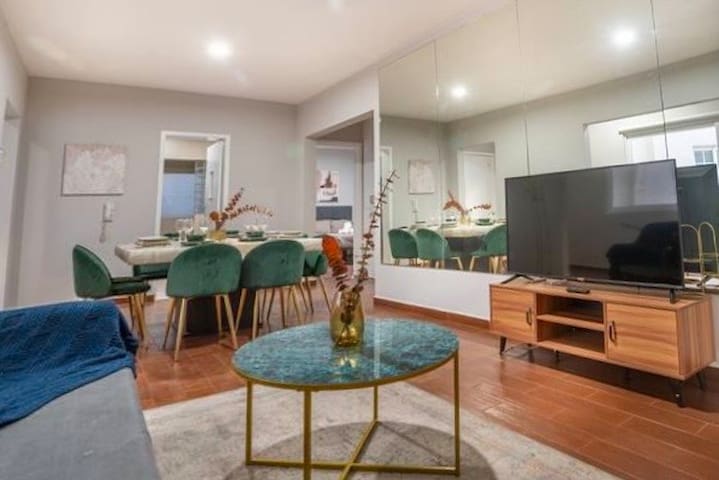 King Size Bed, Supreme Location: Cibeles y Reforma