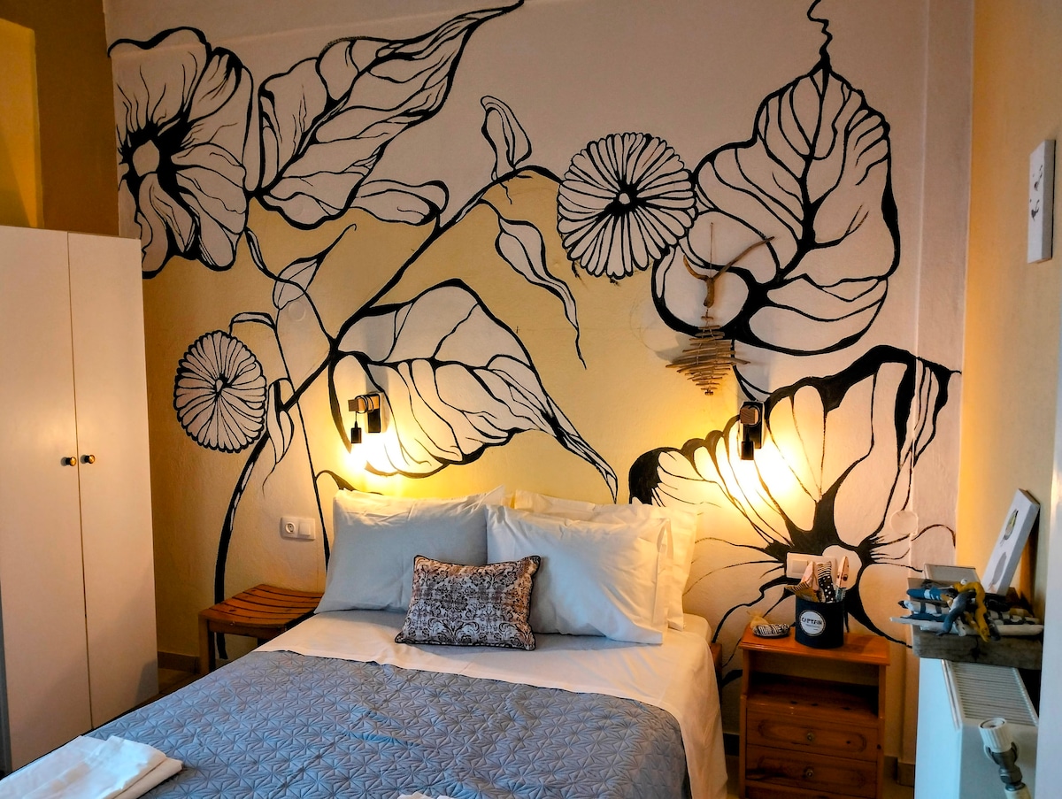 חדר שינה עם מיטה זוגית. עיצוב Efstratia בעבודת יד