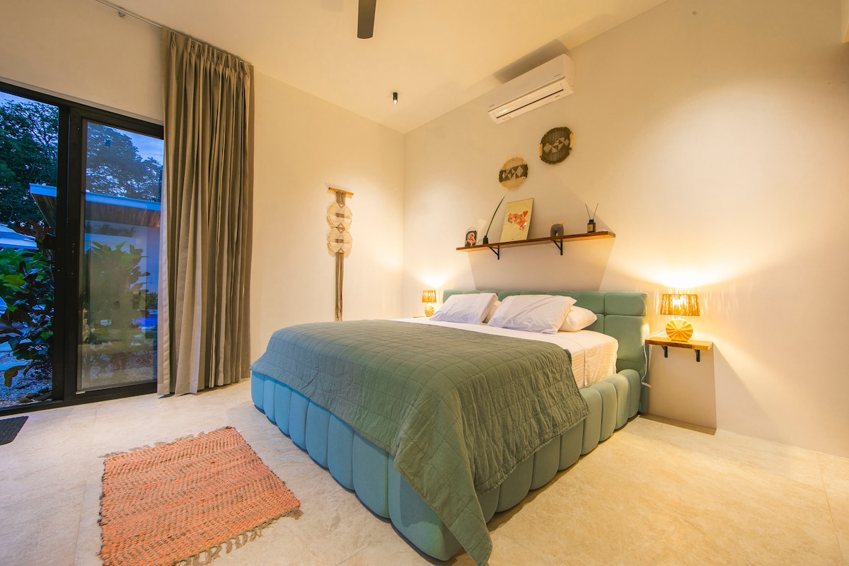 Ჩვენი დიდი ზომის საწოლები ოთხივე მთავარ საძინებელში იმპორტირებულია აშშ-დან და აღჭურვილია შესანიშნავი მატრასით, თქვენ დაიძინებთ ბავშვივით!
Ამას გარდა, ჩვენ დავამატეთ დამატებითი მუქი ფარდები და საუკეთესო კონდიციონერი ქალაქში, დამხმარე სააბაზანოს გვერდით, ოსტატები 5 ვარსკვლავია!