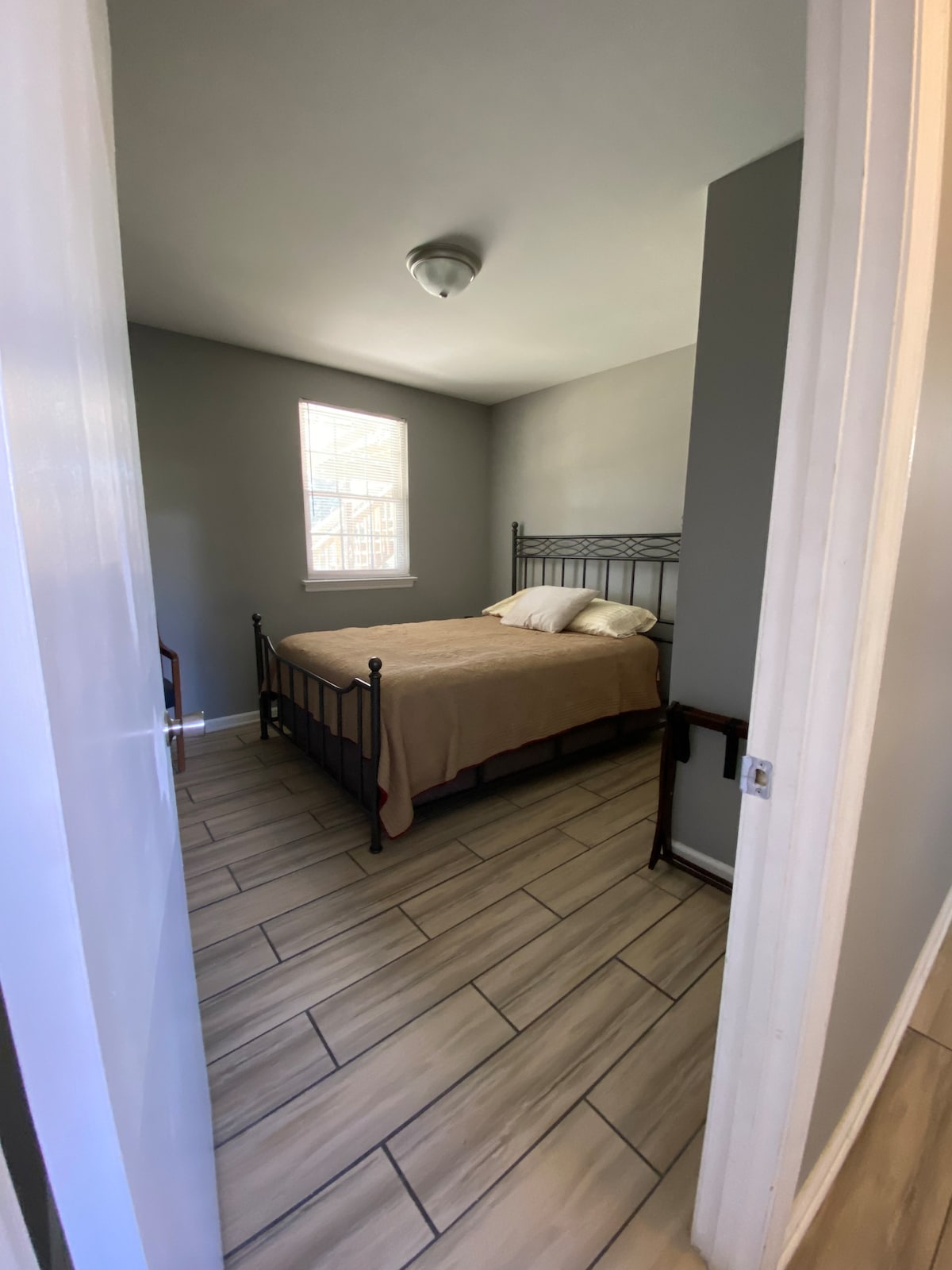 Спалня на долния етаж - удобно двойно легло