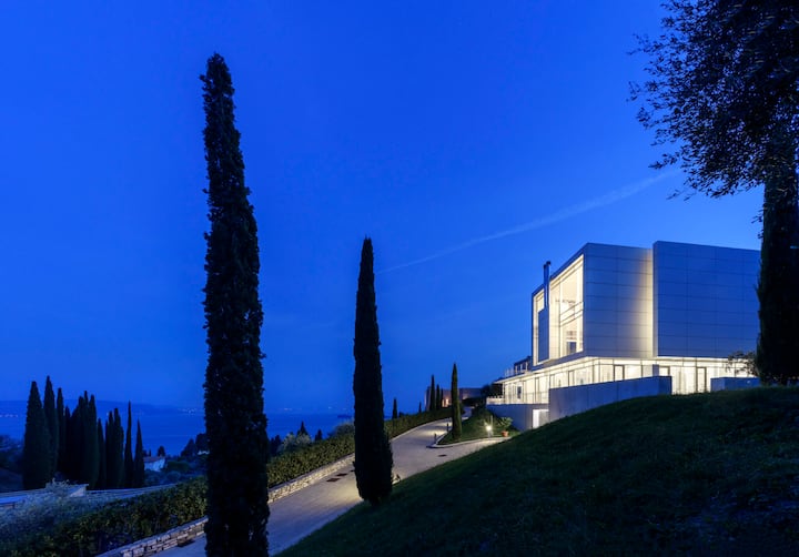 Villa bianca moderna al tramonto con vista sul Lago di Garda