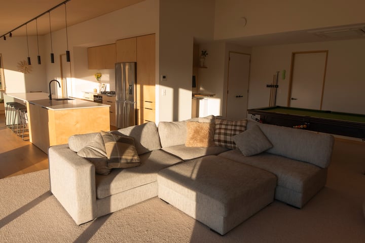 Alpine Retreat - Sunny And Spacious New Home - Wanaka