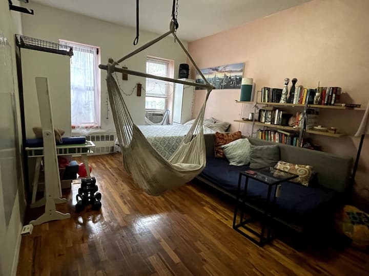 Lala kwenye kitanda cha bembea na usome kitabu, au ufanye kazi yako! Tani za nafasi ya kupumzika, sikiliza muziki. 