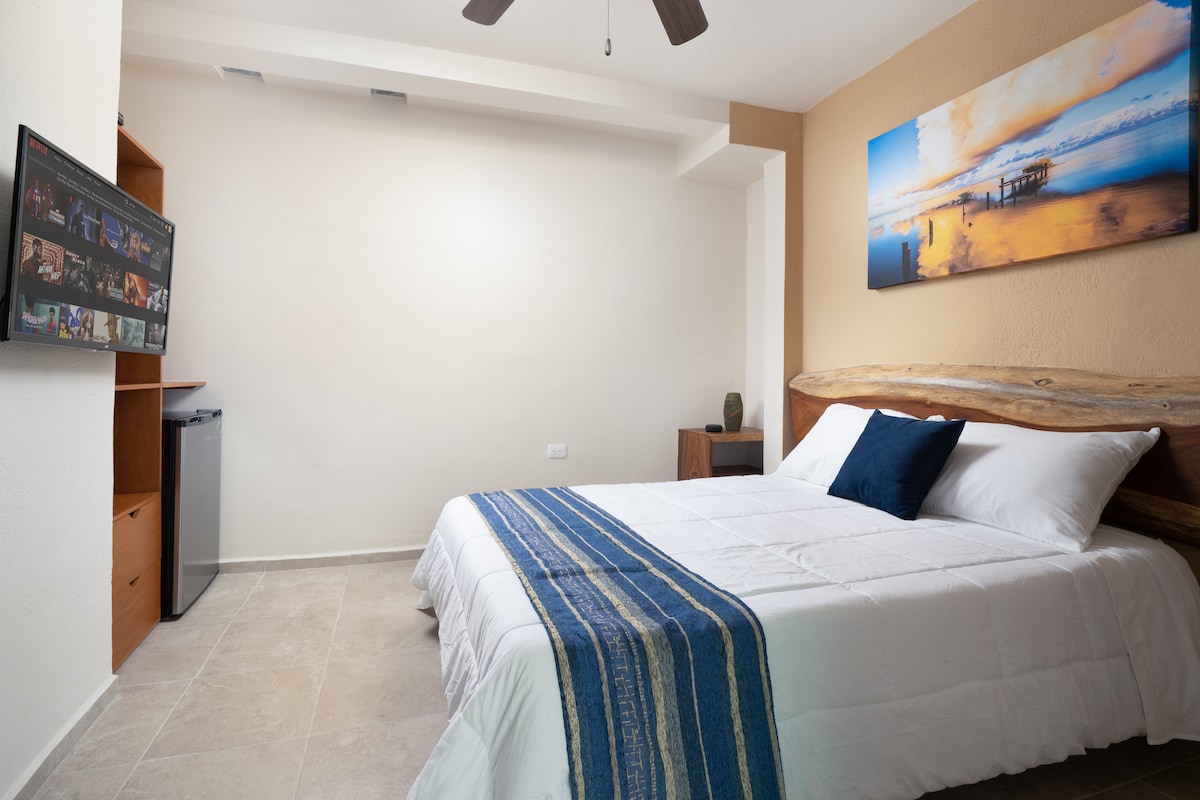 Spálňa 1. (prízemie)

s manželskou posteľou, klimatizáciou, vlastnou kúpeľňou s toaletou, inteligentnou televíziou s káblovými a streamovacími aplikáciami, minibarom, trezorom, žehličkou, šatníkom a sušičom vlasov