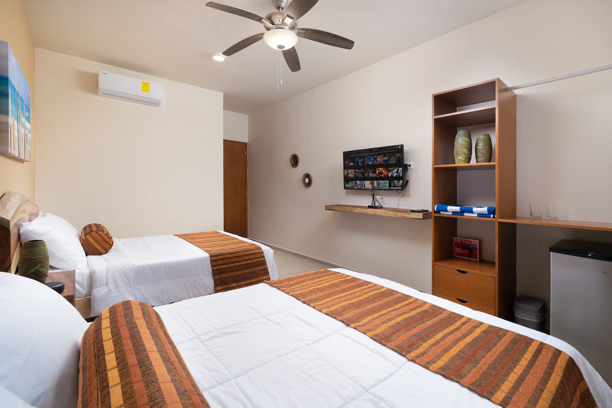 Izba 7 . (druhé poschodie)

izba číslo 7,  má 2 manželské postele,  klimatizáciu, vlastnú kúpeľňu s toaletou, inteligentnú televíziu s káblovými a streamovacími aplikáciami, minibar, trezor, žehličku, skriňu a sušič vlasov