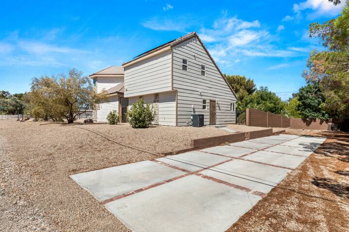 Vegas Oasis, Mountain Views | Pool & RV Parking gallery image 3