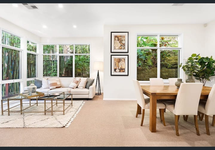 Potopljeni salon i blagovaonica.    Opustite se uz čašu vina i uživajte u pogledu ili bezobraznom prikazu na televizoru s velikim zaslonom. 