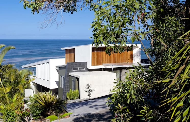 Coolum Bays Beach House, sleeps 12, ocean views