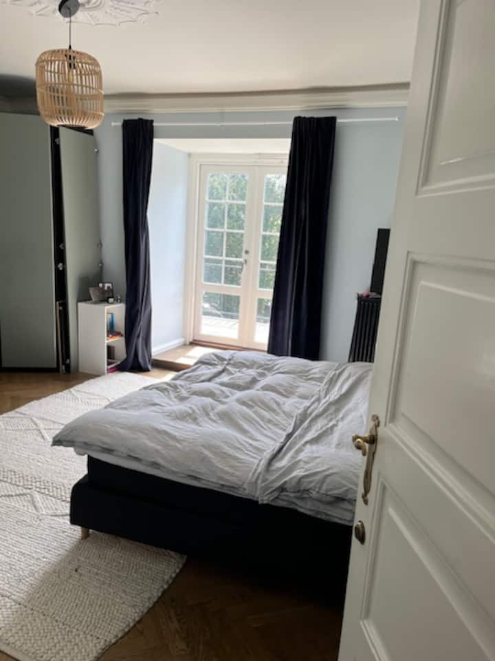 Kingsize bed, dat gemakkelijk geschikt is voor twee volwassenen en ten minste één kind. We hebben ook een  groot bedbedje tegen de muur , waar een baby of  peuter kan slapen.