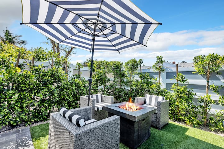 Gated, Private Patio, One Bedroom, Noho, King Bed - Los Angeles, CA