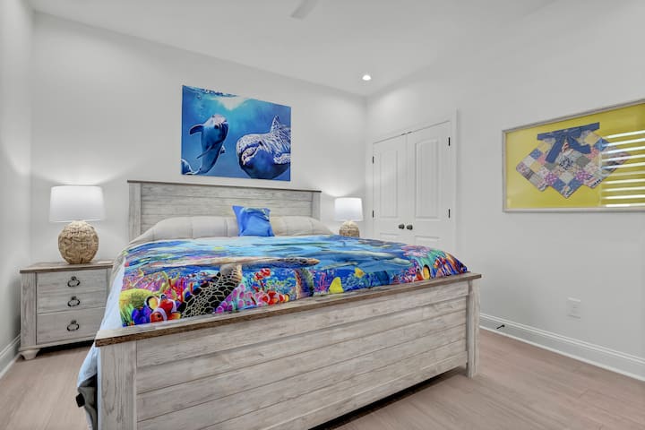 Zábavná spálňa s motívom delfínov a manželskou posteľou