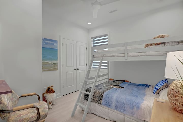 Zábavná spálňa s motívom pieskovca s dvojlôžkom nad plnou posteľou