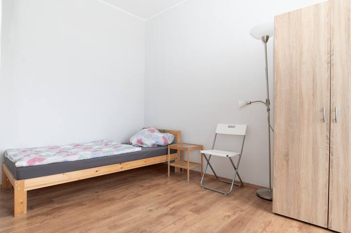 Tweepersoonskamer met twee eenpersoonsbedden (90x200cm). Inclusief beddengoed en dekens. Elke slaapkamer heeft een eigen werktafel. 