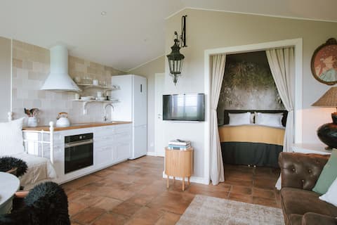 Popular Airbnb listing: Newly-built small house with lake view - Ekbo in Jönköping