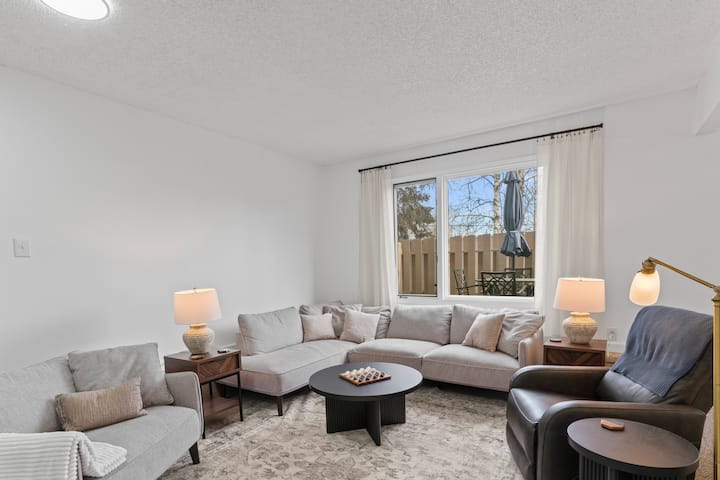 Executive Home Ideal 4 Traveling, Working Families - Anchorage, AK
