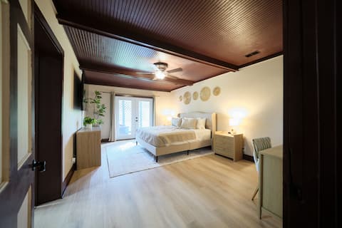 Peacock and Pine: A home for the soul 2Bed 2Bath