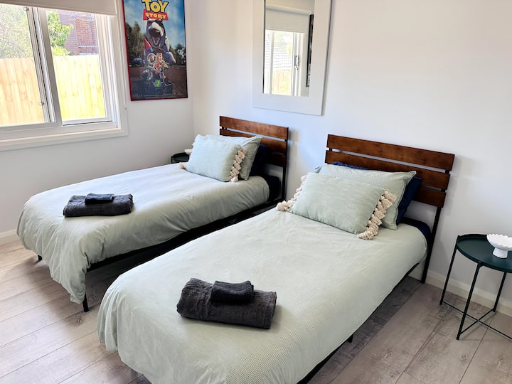 ห้องนอน 2 - เตียงเดี่ยว 2 เตียงหรือเตียงควีนไซส์ 1 เตียง