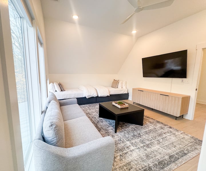 Habitación extra con 2 camas individuales y sofá cama tamaño queen + baño en suite.
Consola grande llena de juegos de mesa + TV de 65pies. 
Ropa de cama lujosa y persianas celulares opacas en las 4 ventanas.


